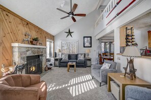 Living area - THE GREAT ESCAPE at Jack Frost Ski Resort with Hot Tub and Screened Porch. (Lake Harmony)