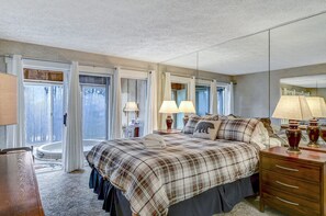 Room - THE GREAT ESCAPE at Jack Frost Ski Resort with Hot Tub and Screened Porch. (Lake Harmony)