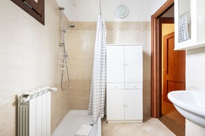 Bruser, hårtørrer, bidet, håndklæder