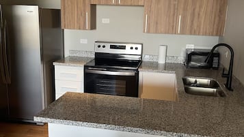 Refrigerador, microondas, horno y parrilla de estufa