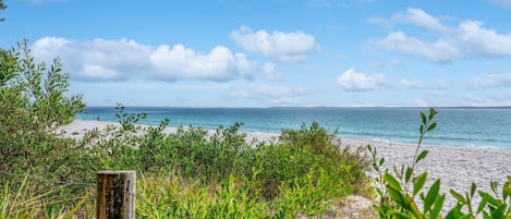 Una spiaggia nelle vicinanze