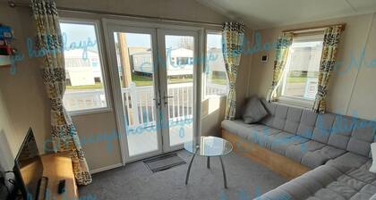 Pet Friendly Caravan in Walton on the Naze