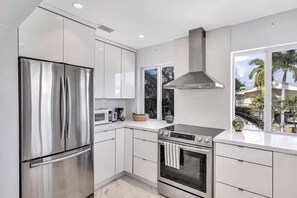 Kylskåp, mikrovågsugn, ugn och spishäll