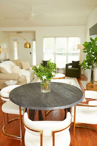 Greenside Getaway | Pet Friendly with Yard, Firepit, WiFi & Netflix