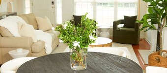 Greenside Getaway | Pet Friendly with Yard, Firepit, WiFi & Netflix