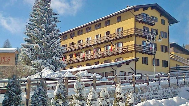 A hotel with a multi-story structure, balconies, and a sign indicating it is the "Hotel Des Alpes." - Life Hotels Des Alpes (Folgaria)