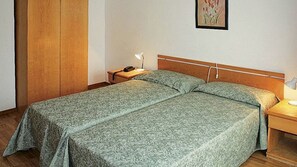 Een bureau, gratis wifi, beddengoed