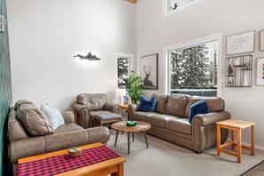 TV, fireplace - Easy ski-in and ski out from this home with private hot tub, laundry & fireplace (Silver Star Mountain)