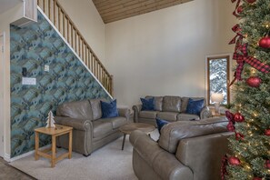 TV, fireplace - Easy ski-in and ski out from this home with private hot tub, laundry & fireplace (Silver Star Mountain)