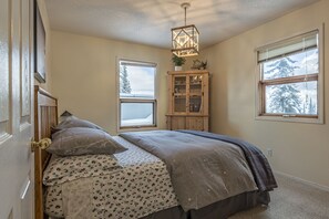 3 bedrooms, free WiFi, bed sheets - Easy ski-in and ski out from this home with private hot tub, laundry & fireplace (Silver Star Mountain)