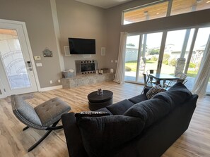 Smart TV y chimenea 