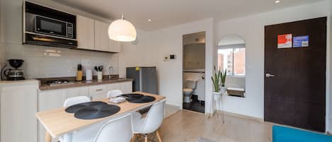 Kühlschrank, Mikrowelle, Herdplatte, Toaster