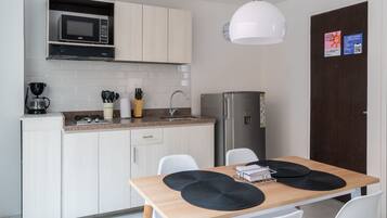 Refrigerador, microondas, parrilla de estufa y tostadora