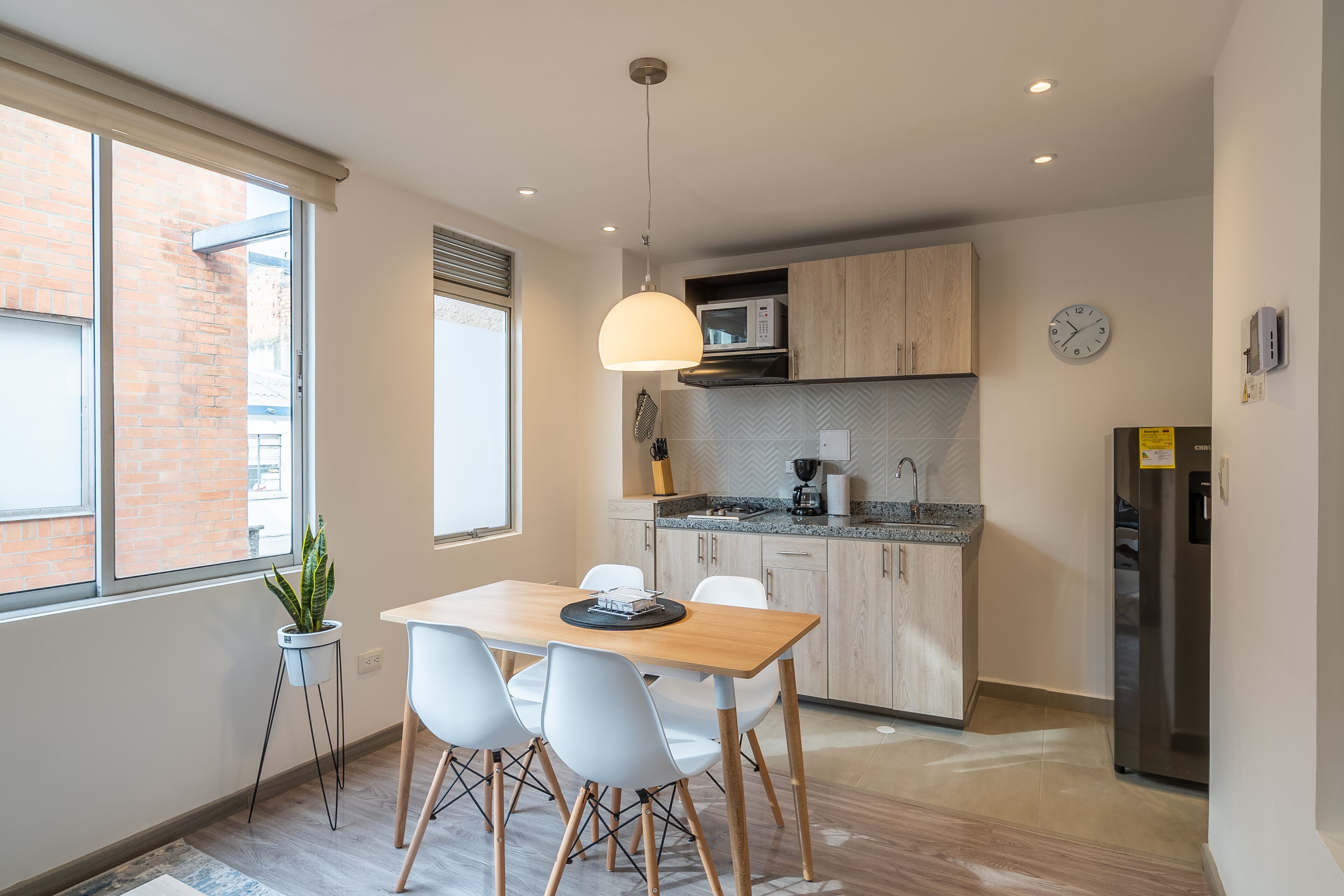 Refrigerador, microondas, placa de cocina, tostadora