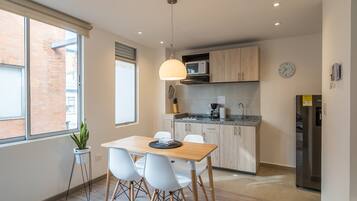 Refrigerador, microondas, placa de cocina, tostadora