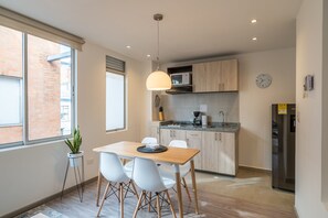 Fridge, microwave, stovetop, toaster - Elegance in the Heart of Chapinero (Bogota)