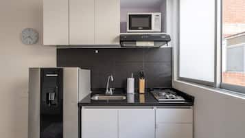 Refrigerador, microondas, placa de cocina, tostadora