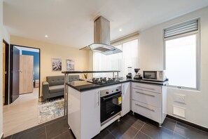 Geladeira, micro-ondas, cooktop, torradeira