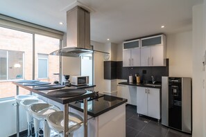 Kühlschrank, Mikrowelle, Herdplatte, Toaster