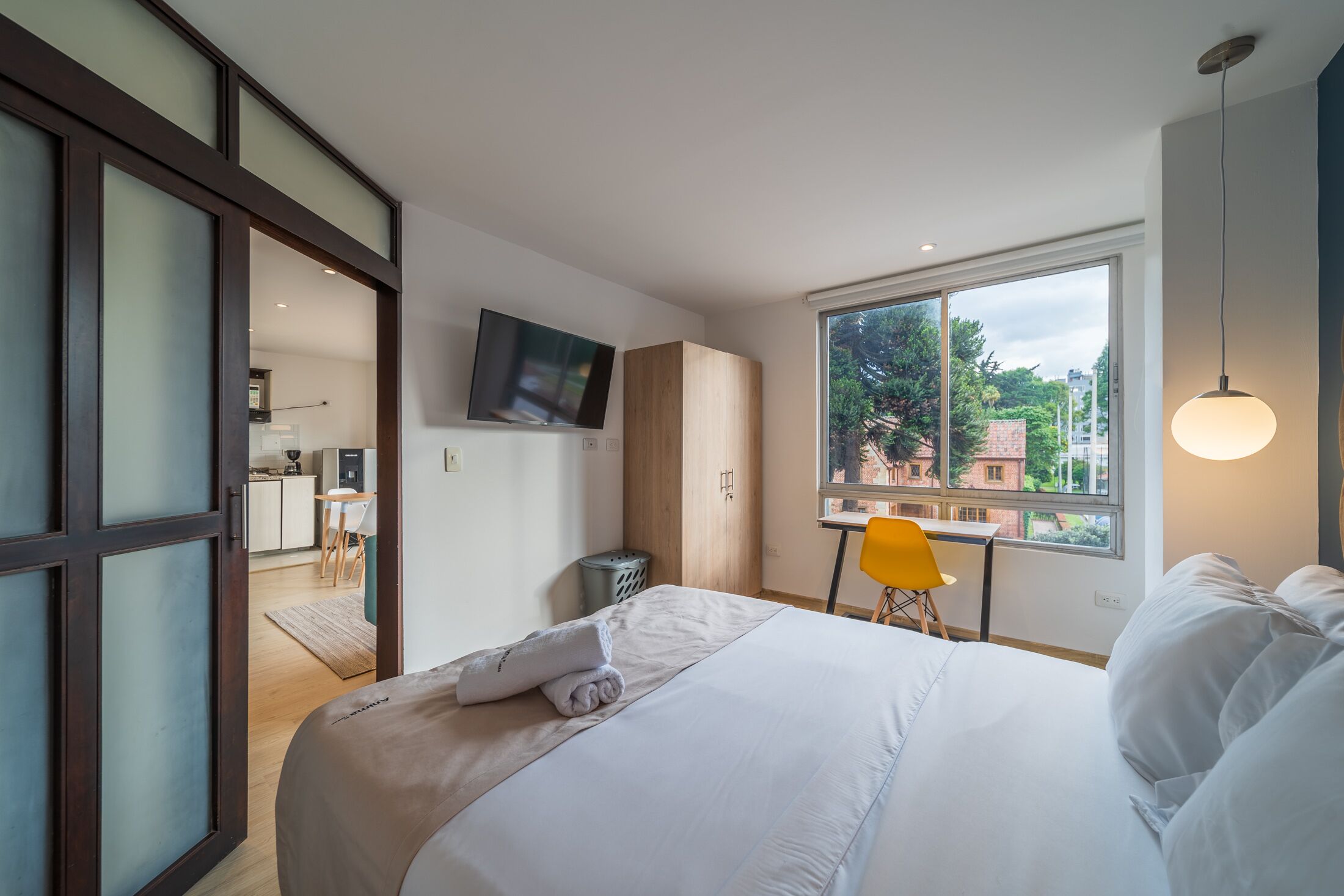 2 habitaciones, escritorio, tabla de planchar con plancha y wifi gratis 