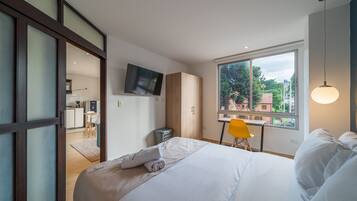 2 habitaciones, escritorio, tabla de planchar con plancha y wifi gratis