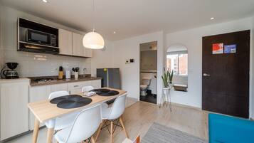 Refrigerador, microondas, parrilla de estufa y tostadora