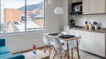 Refrigerador, microondas, parrilla de estufa y tostadora