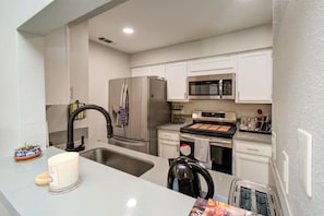 Fridge, microwave, oven, stovetop - Perfect for Med Center Visitors! 1 bed/1.5 bath (Houston)
