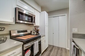 Fridge, microwave, oven, stovetop - Perfect for Med Center Visitors! 1 bed/1.5 bath (Houston)