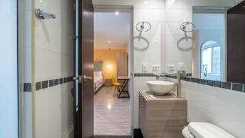 Secador de pelo, toallas