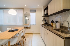 Kühlschrank, Mikrowelle, Herdplatte, Toaster