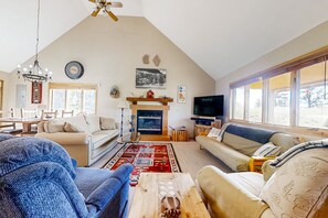 Fernseher, Kamin, DVD-Player, Bücher