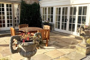 House | Outdoor dining