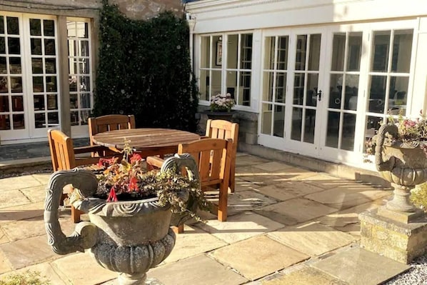 House | Outdoor dining