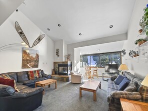 Smart TV, fireplace