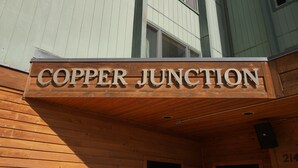 Puisesta kyltistä on kaiverrettu teksti: ”Copper Junction”.