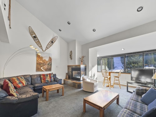 Great View, Spacious, Ski in/ out, Center Village, CJ404