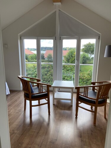 Das "Rapsblütenhaus" ist mit 110 m² auf zwei Ebenen ein herrlich geräumiges Ferienhaus zum Wohlfühlen und liegt im westlichen, besonders ruhigen Bereich der Ferienhaussiedlung Hülsen und auf der Terrasse wartet ein Strandkorb auf Sie und Ihre...