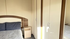 Cabin | 2 bedrooms, iron/ironing board, free WiFi, bed sheets - Captivating 2-bed Caravan in Clacton-on-sea (Clacton-on-Sea)