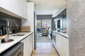 Kühlschrank, Mikrowelle, Ofen, Herdplatte