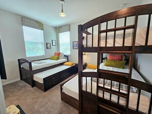 4 slaapkamers, een strijkplank/strijkijzer, internet, beddengoed