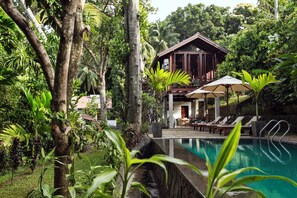 Outdoor pool - Rosyth Estate House (Pinnawala)