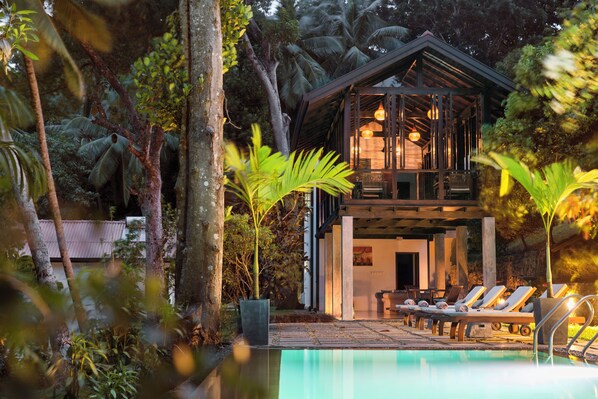 Outdoor pool - Rosyth Estate House (Pinnawala)