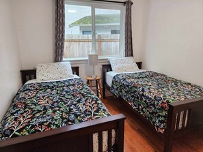 4 bedrooms, WiFi, bed sheets - Kent - Entire Lower Floor - No Pets, Severe Allergies! (Kent)