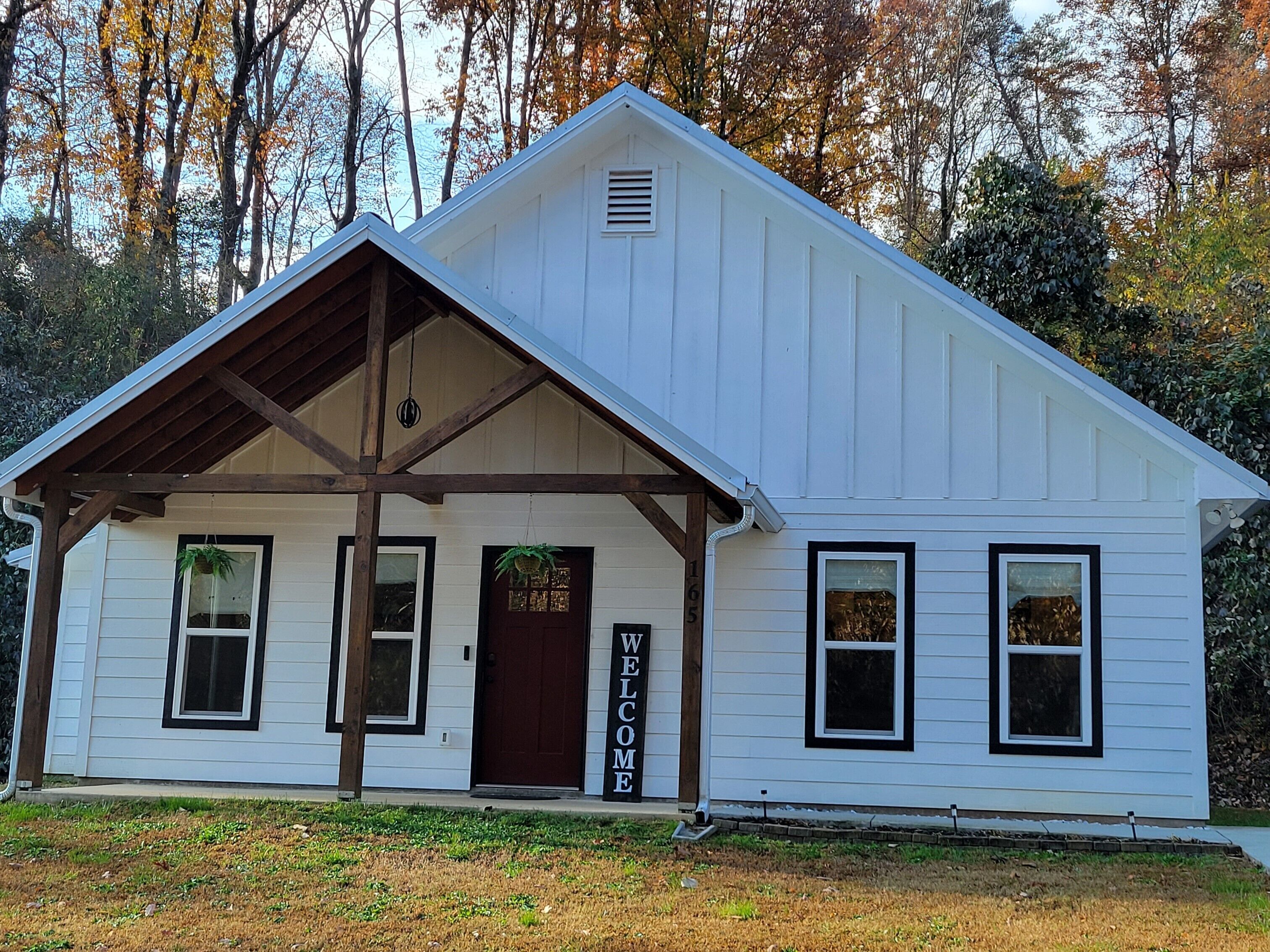 Mountain Country Cottage three minutes from downtown rustic Ellijay.