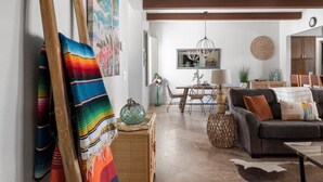 Ein Wohnzimmer mit einer Couch, einem Couchtisch und einem Essbereich mit Tisch und Stühlen.