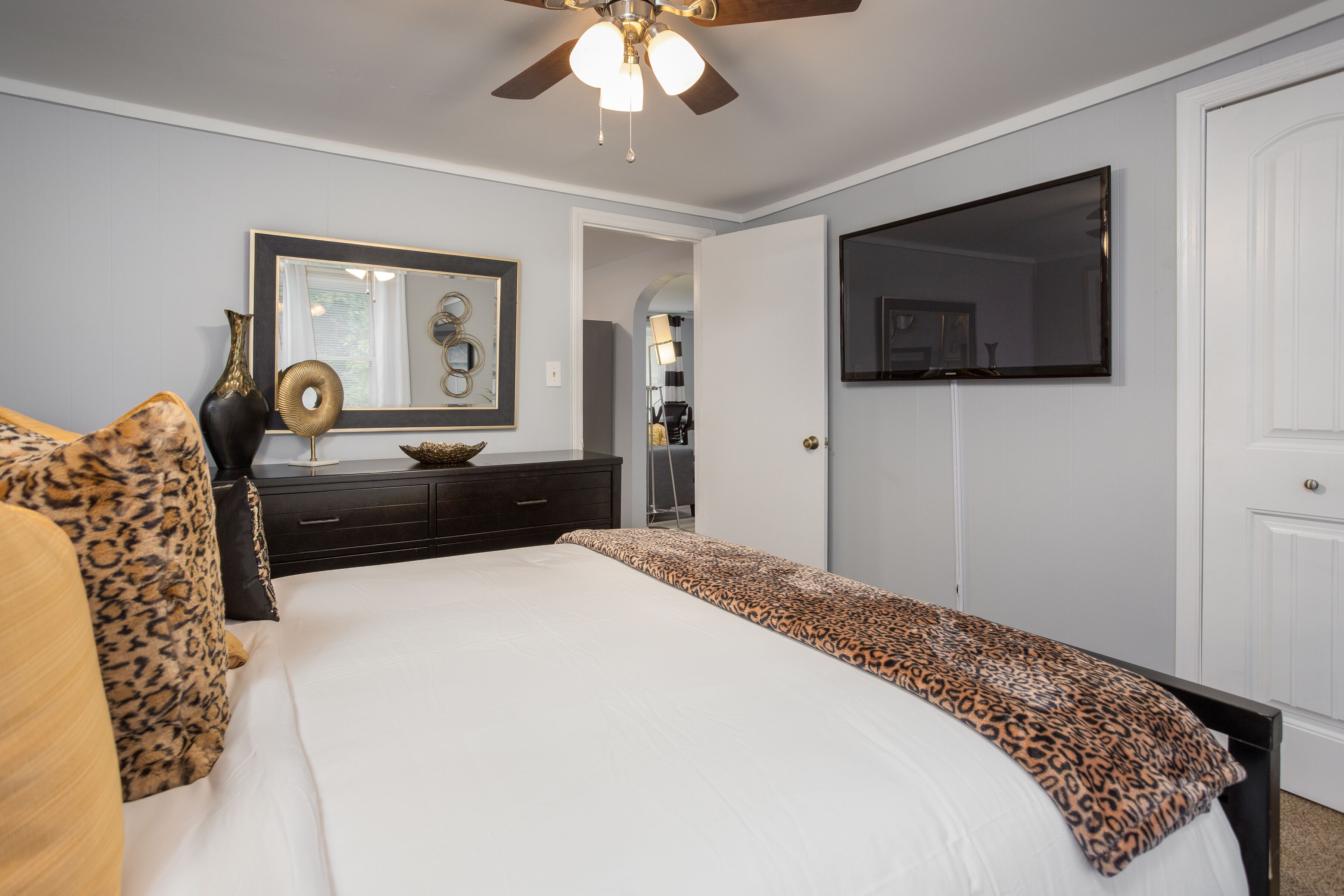 2 habitaciones, tabla de planchar con plancha, wifi y ropa de cama 