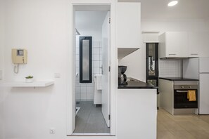 Réfrigérateur, four à micro-ondes, un four, surface de cuisson