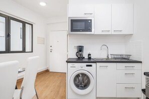 Réfrigérateur, four à micro-ondes, un four, surface de cuisson
