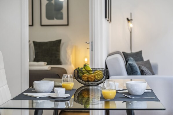 1 habitación, tabla de planchar con plancha y cuna de viaje